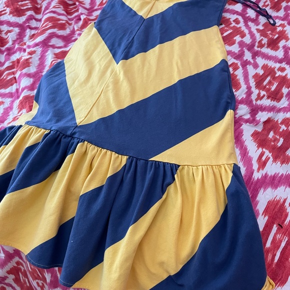 Very new/clean, white traps tie back neck. Very elegant style. House w. no pets - Picture 6 of 6